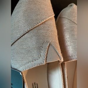 *New With Tags* Women’s Classic Toms
